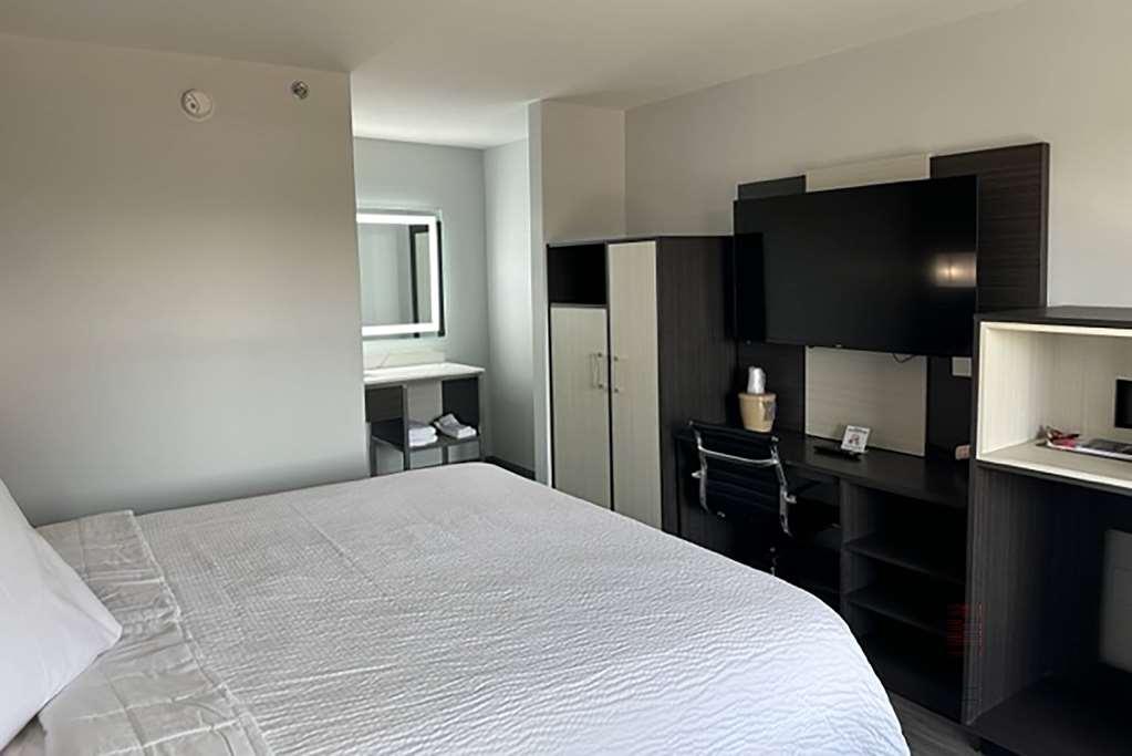 Super 8 By Wyndham Baltimore Northwest Windsor Mill Room photo