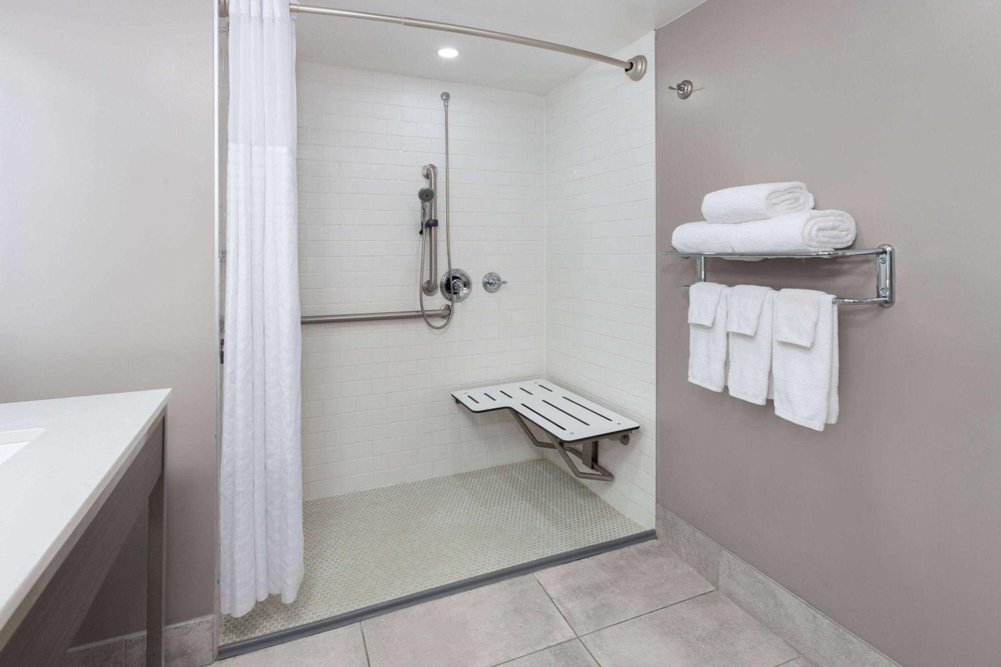 Super 8 By Wyndham Baltimore Northwest Windsor Mill Exterior photo