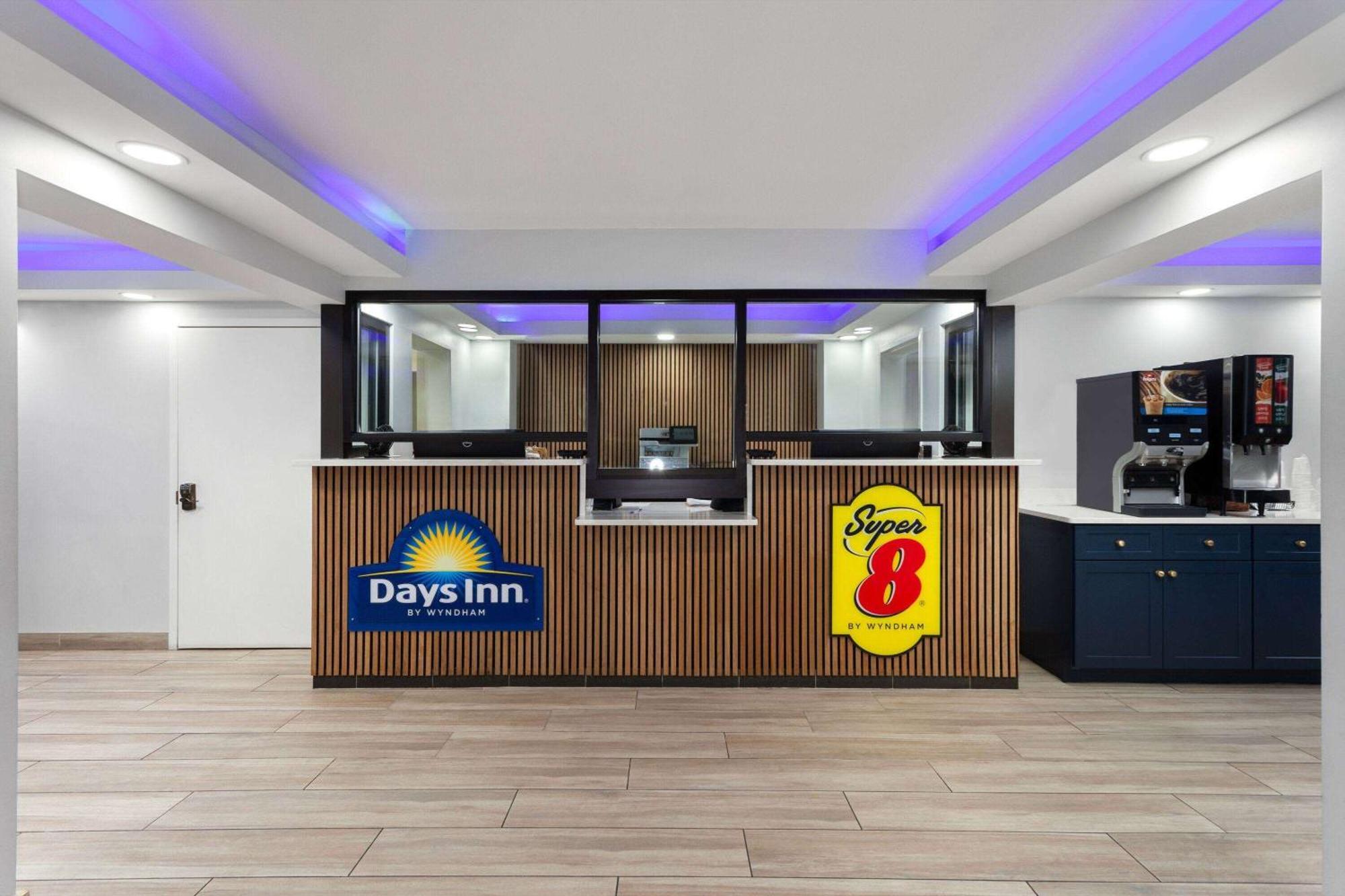 Super 8 By Wyndham Baltimore Northwest Windsor Mill Exterior photo